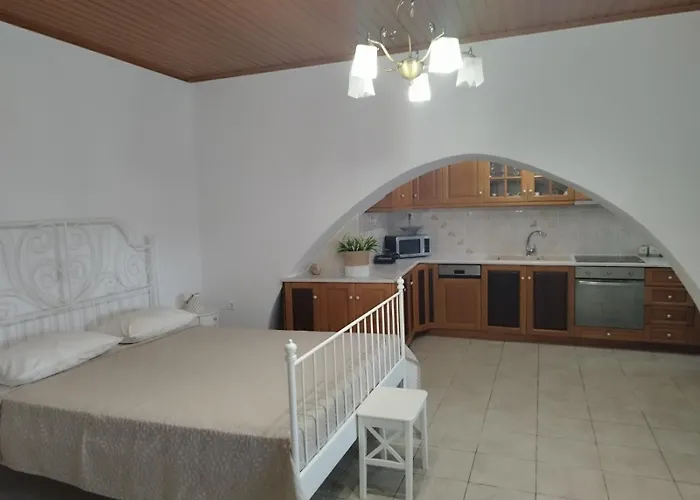 A V G E R I N O S Naxos * Naxos City