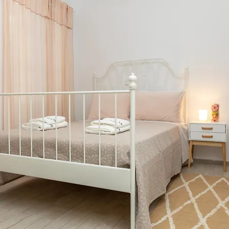 A V G E R I N O S Naxos * Naxos City